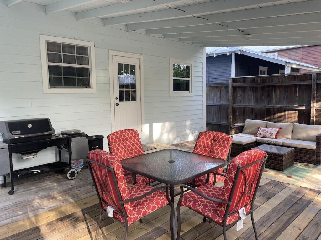 Updated Red Door Revival In Downtown Saint Augustine Exterior photo